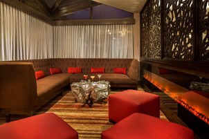 Breakfast and dinner served