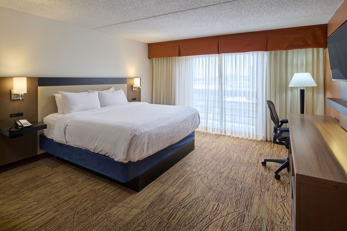 premium bedding, in-room safe, desk, soundproofing