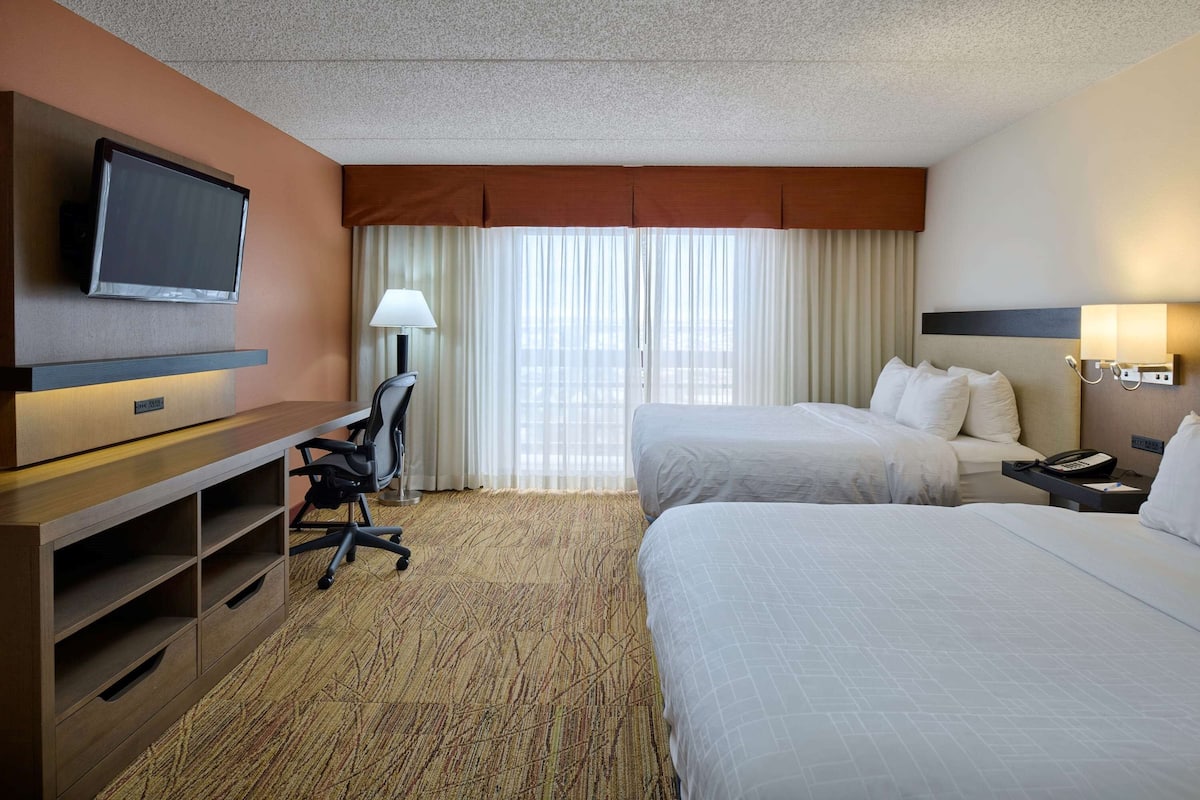 Club-Suite, 2 Doppelbetten, Nichtraucher (One-Bedroom Suite) | Hochwertige Bettwaren, Zimmersafe, Schreibtisch, schallisolierte Zimmer