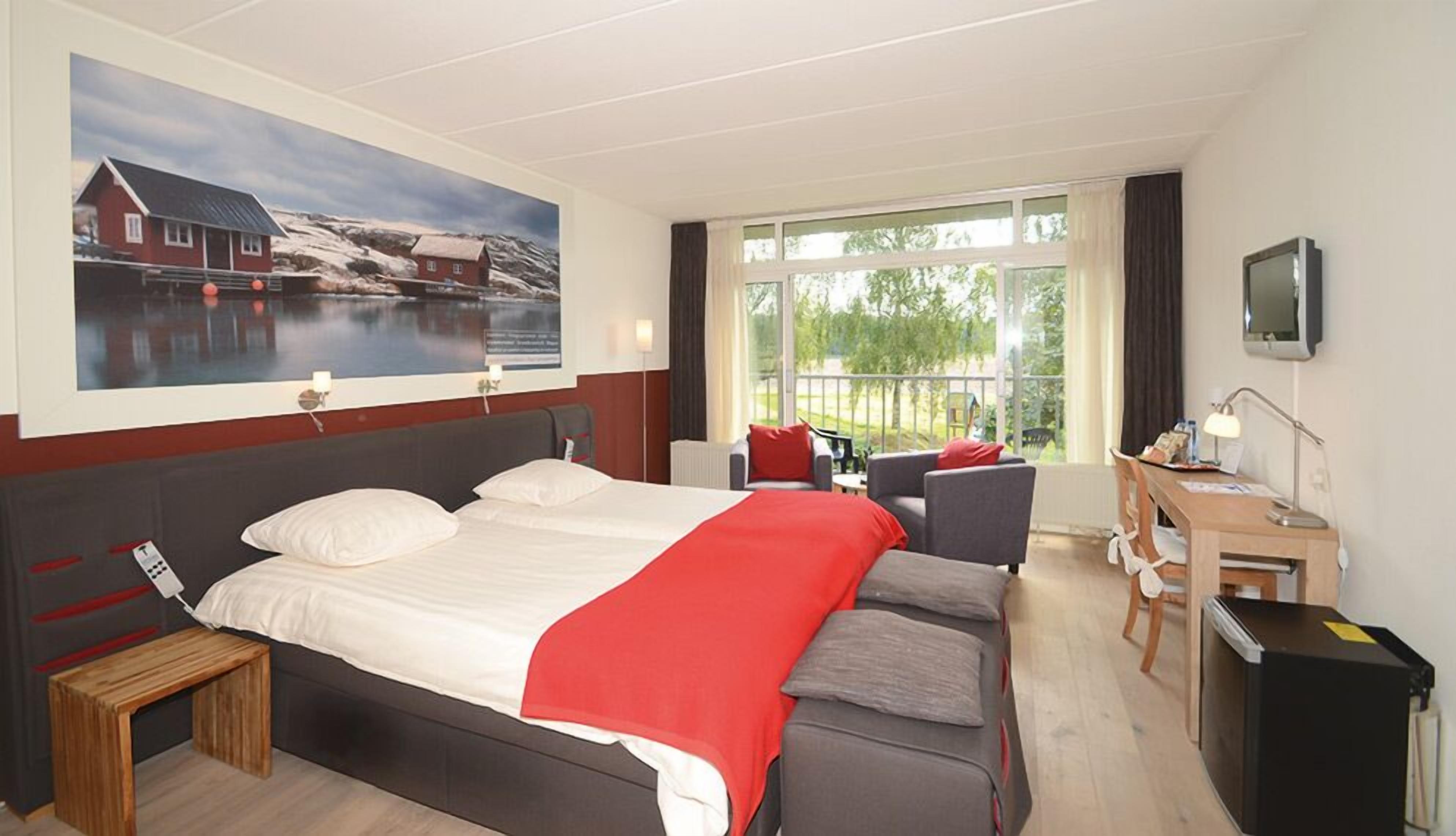 Een kluis op de kamer, een strijkplank/strijkijzer, gratis wifi