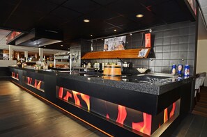 3 restaurantes; se sirven desayunos, almuerzos, cenas y cocina local 