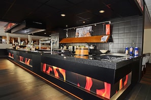 3 restaurantes; se sirven desayunos, almuerzos, cenas y cocina local