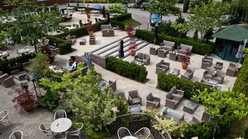 3 restaurantes, se sirven desayunos, comidas, cenas y cocina local