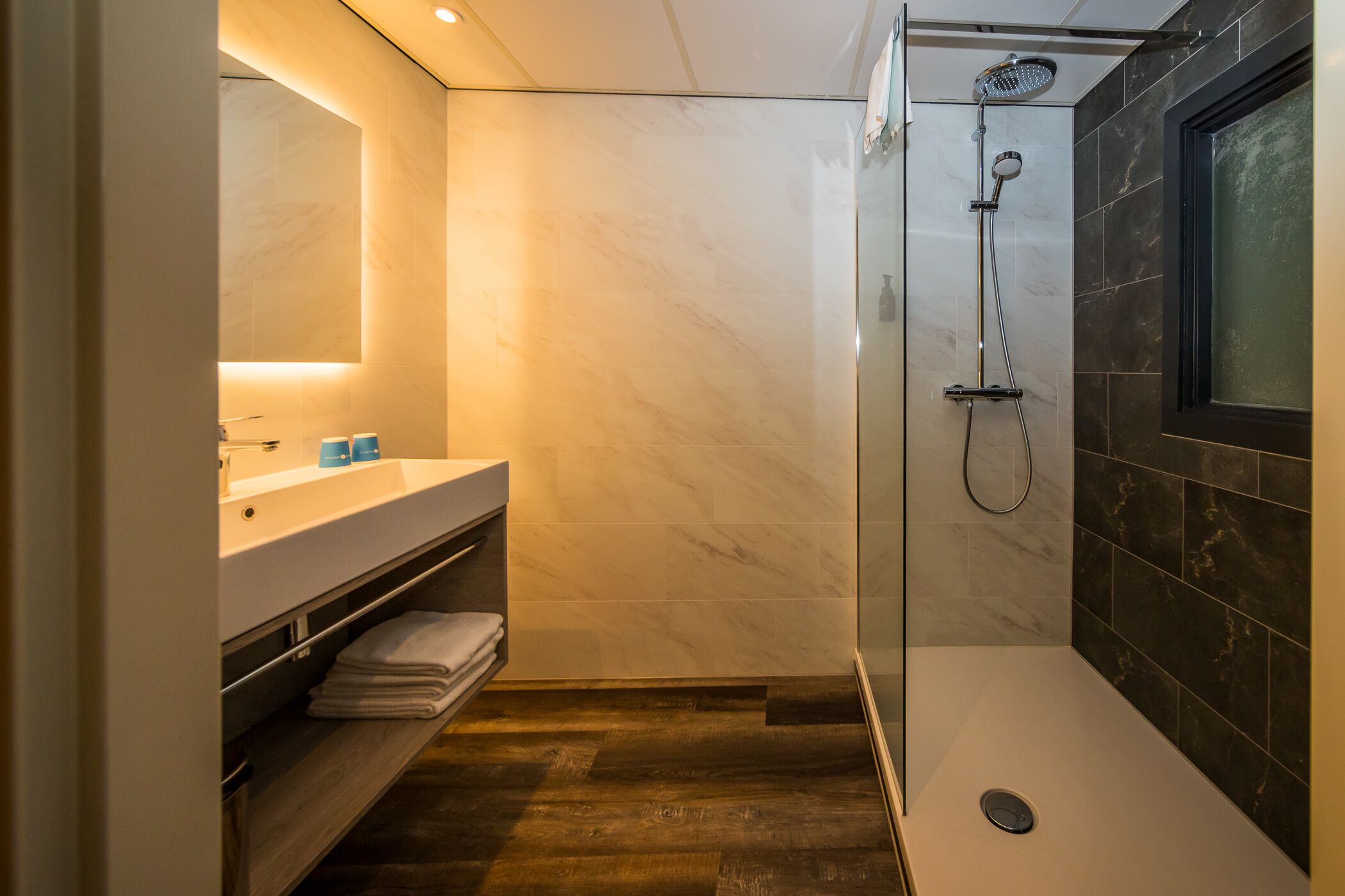 Familiekamer | Badkamer | Milieuvriendelijke toiletartikelen, een haardroger, handdoeken