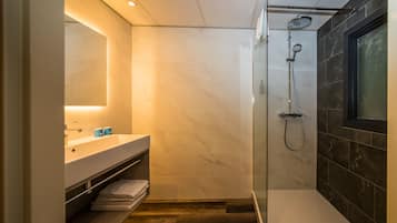 Familiekamer | Badkamer | Milieuvriendelijke toiletartikelen, een haardroger, handdoeken
