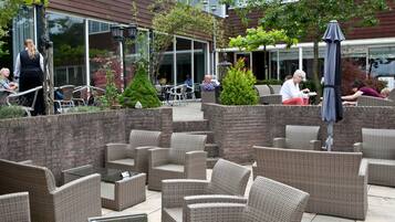 3 restaurants, breakfast, lunch, dinner served; local cuisine
