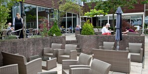 3 restaurants, serveren ontbijt, lunch, diner, lokale gerechten