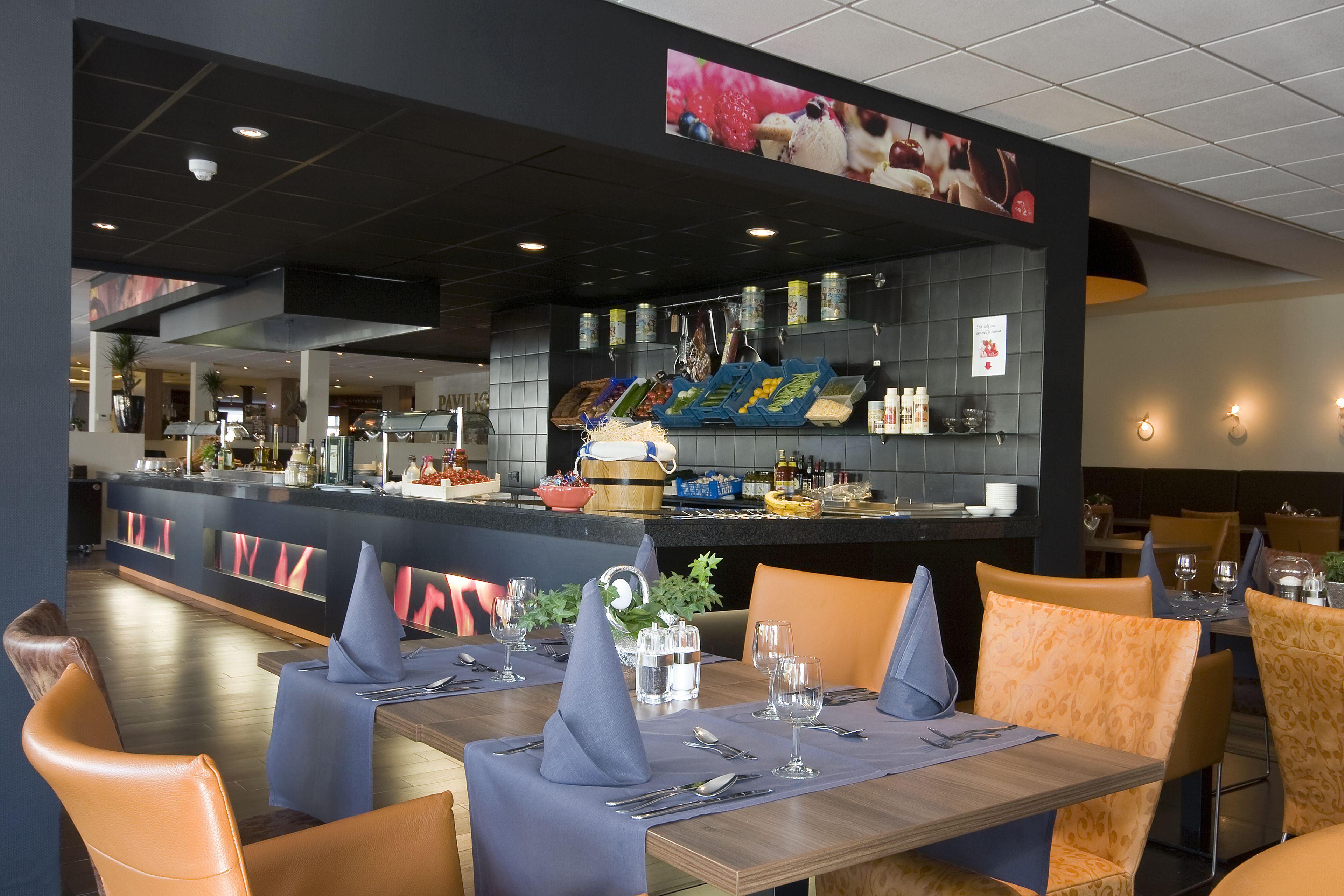 3 restaurants; ze serveren er ontbijt, lunch, diner en brunch 