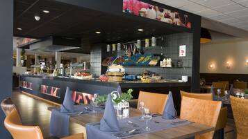 3 restaurants; ze serveren er ontbijt, lunch, diner en brunch