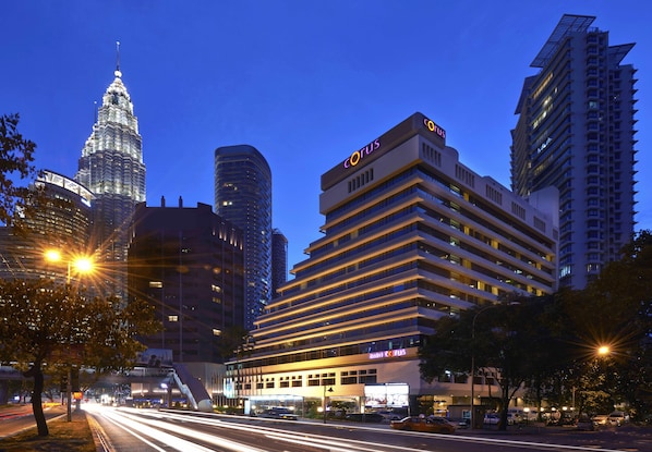 Bagian depan properti - sore/malam