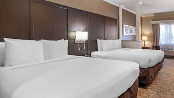 Suite, Two Queen Beds with Sofabed, Non Smoking | Ropa de cama de alta calidad y colchones con acolchado adicional
