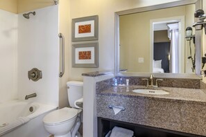 Combined shower/tub, free toiletries, hair dryer, towels
