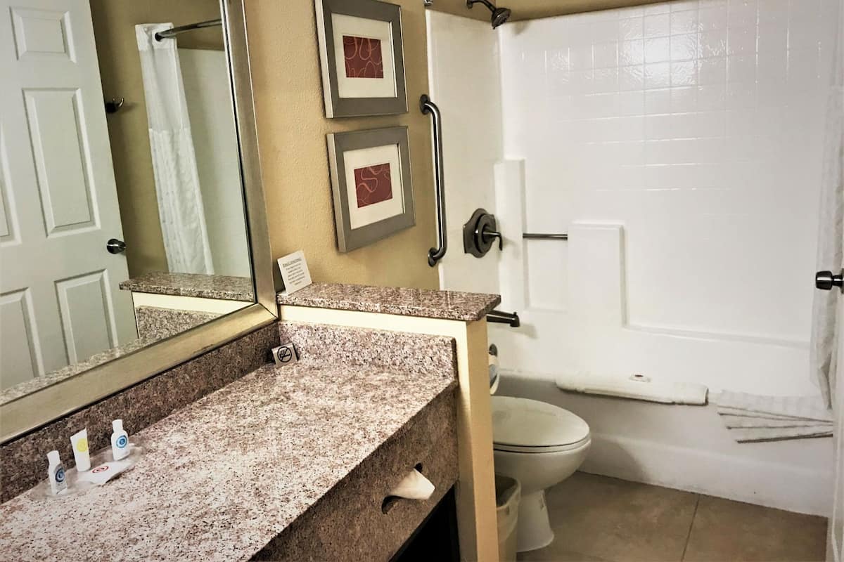 Salle de bain | Ensemble douche/baignoire, articles de toilette gratuits, sĂšche-cheveux