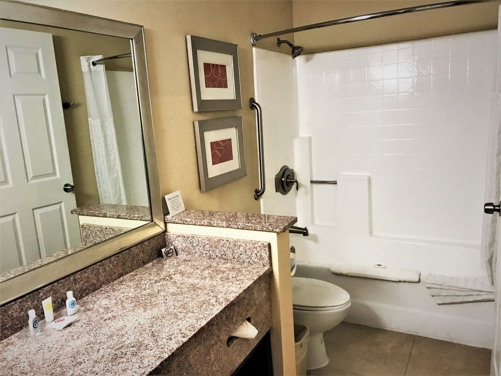 Salle de bain | Ensemble douche/baignoire, articles de toilette gratuits, sèche-cheveux