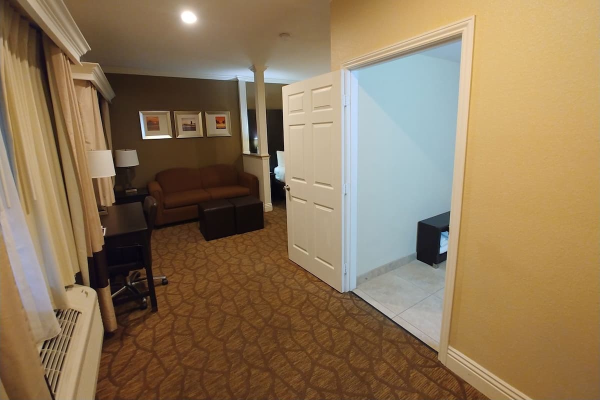 Coin séjour | Télévision LCD de 40 pouces avec chaßnes par satellite, télévision