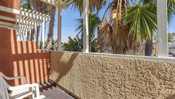 Suite, One King Bed with Sofabed, Balcony, Non Smoking | Κλινοσκεπάσματα υψηλής ποιότητας, κρεβάτια με ανώστρωμα