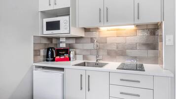 Habitación, 2 habitaciones (Spa Bath) | Sistema de insonorización, tabla de planchar con plancha, wifi gratis