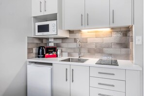 Room, 2 Bedrooms (Spa Bath) | Soundproofing, iron/ironing board, free WiFi, alarm clocks - Quality Inn Acapulco Taupo (Taupo)