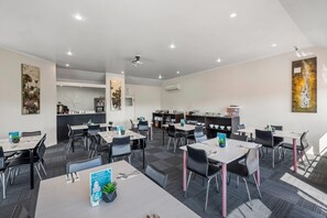 Desayuno buffet (NZD 22 por persona) 