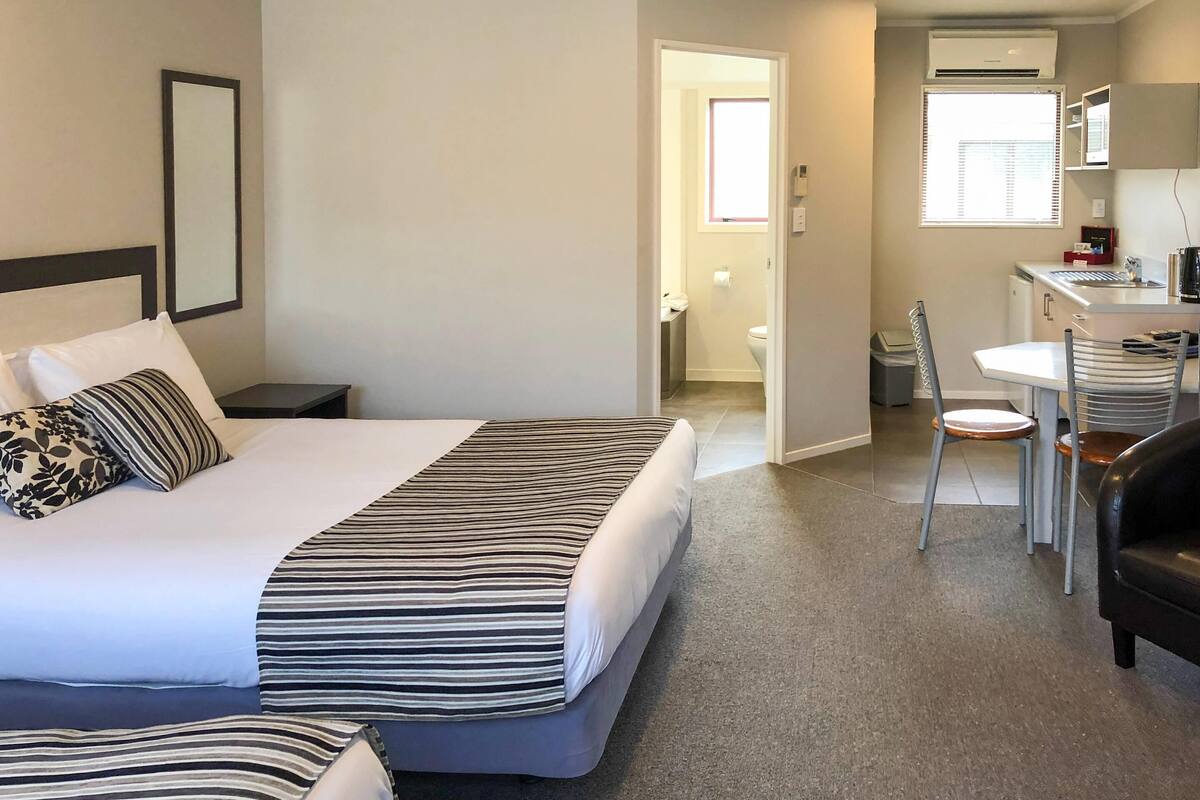 Studio (Triple, Spa) | Soundproofing, iron/ironing board, free WiFi, alarm clocks