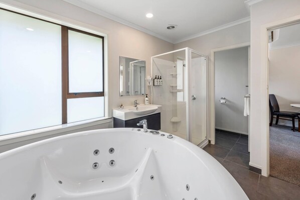 Room, 1 Bedroom (With Whirlpool) | Soundproofing, iron/ironing board, free WiFi, alarm clocks