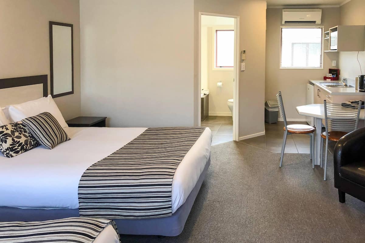 Een hotelkamer met een bed, een bureau en een stoel.