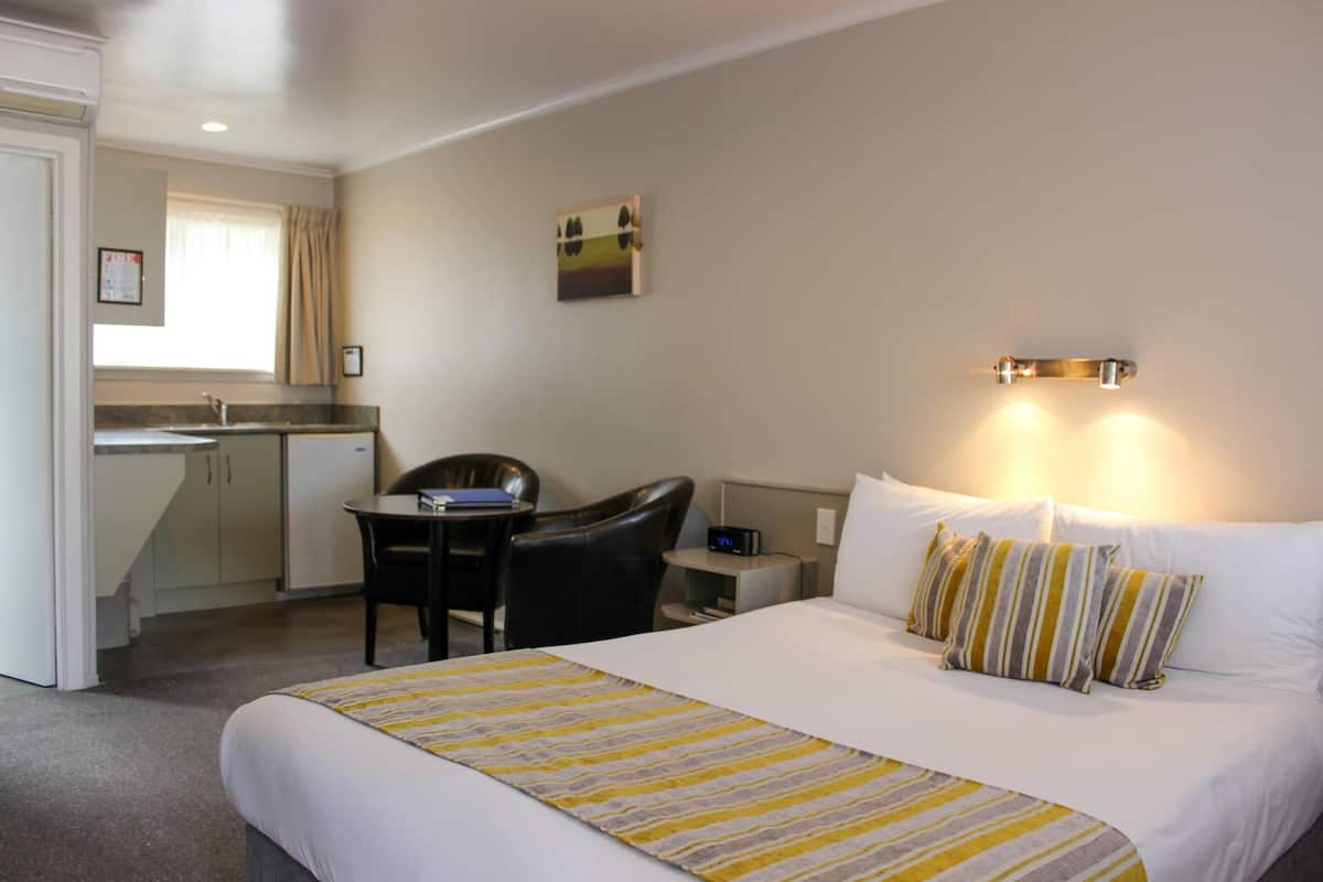 Studio (Queen) | Soundproofing, iron/ironing board, free WiFi, alarm clocks