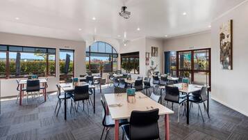 Se ofrece un desayuno bufé (22 NZD por persona)