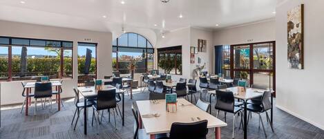 Daily buffet breakfast (NZD 22 per person)