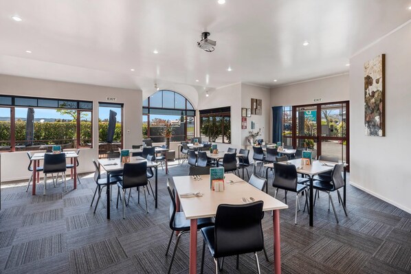 Daily buffet breakfast (NZD 22 per person) - Quality Inn Acapulco Taupo (Taupo)