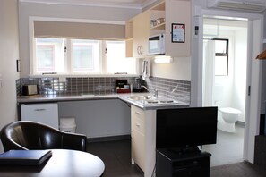 Kühlschrank, Mikrowelle, Herdplatte, Wasserkocher mit Kaffee-/Teezubehör