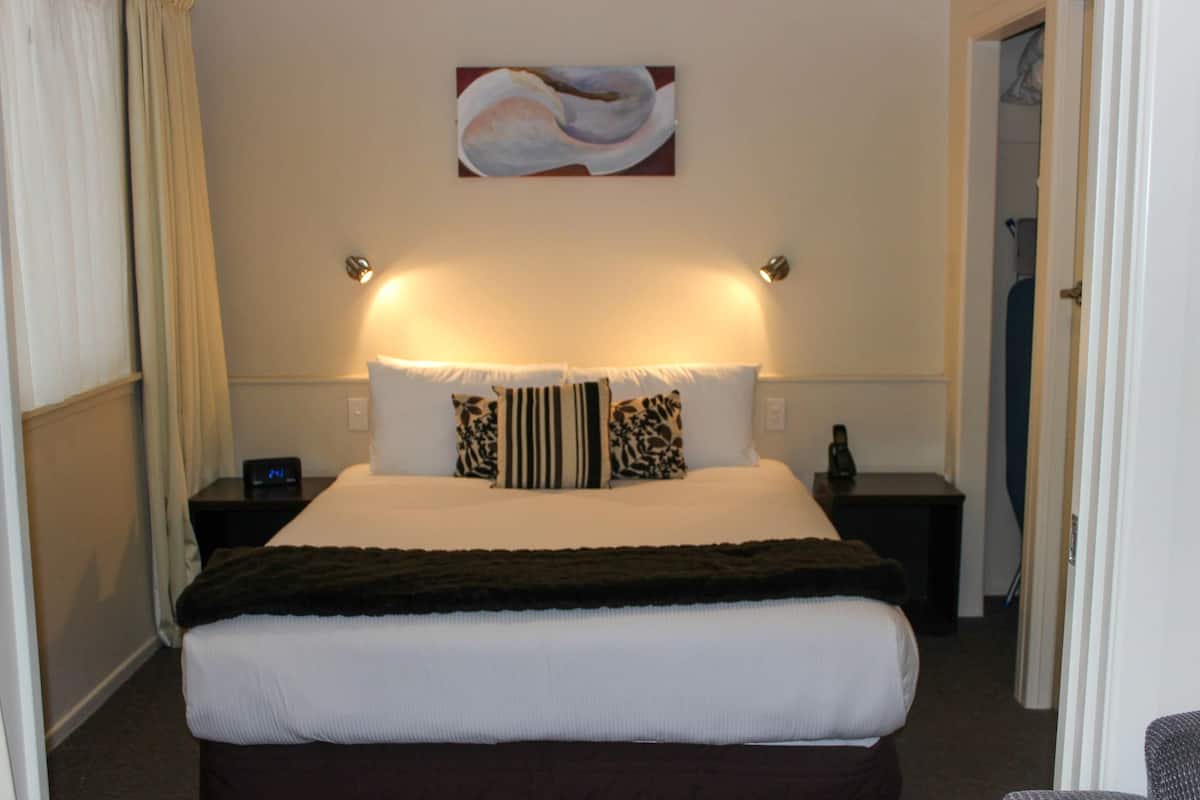 Room, 1 Bedroom (With Whirlpool) | Soundproofing, iron/ironing board, free WiFi, alarm clocks