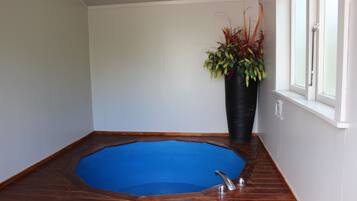 Private spa tub