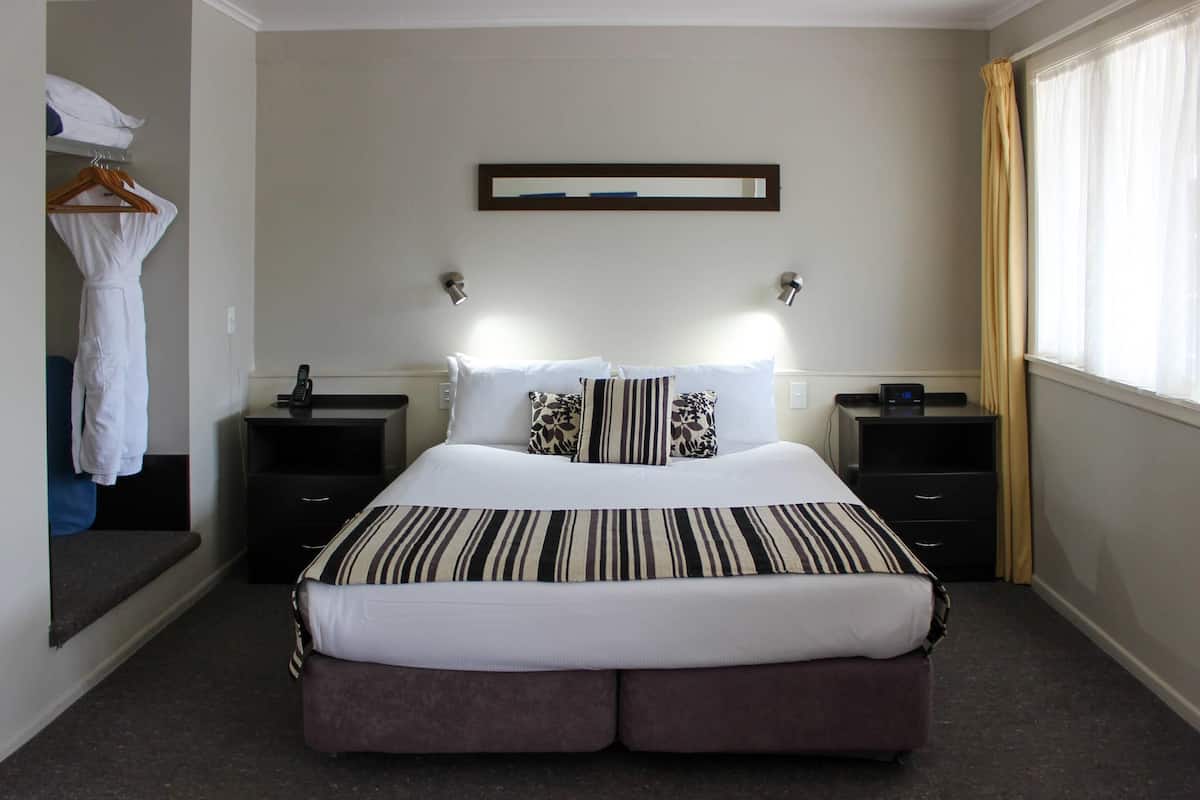 Studio (King, Spa Bath) | Soundproofing, iron/ironing board, free WiFi, alarm clocks