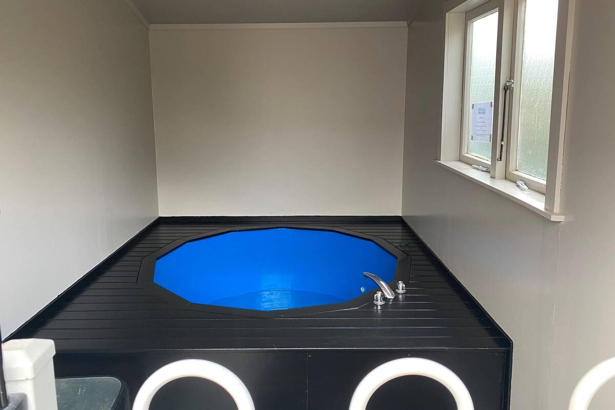Kamer, 2 slaapkamers (with Spa) | Geluiddichte muren, een strijkplank/strijkijzer, gratis wifi, een wekker