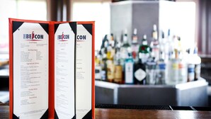 Eine Speisekarte mit Abschnitten für Entwurf Bier, Flaschenbier, Spezialgetränke, Weißwein und Rotwein.