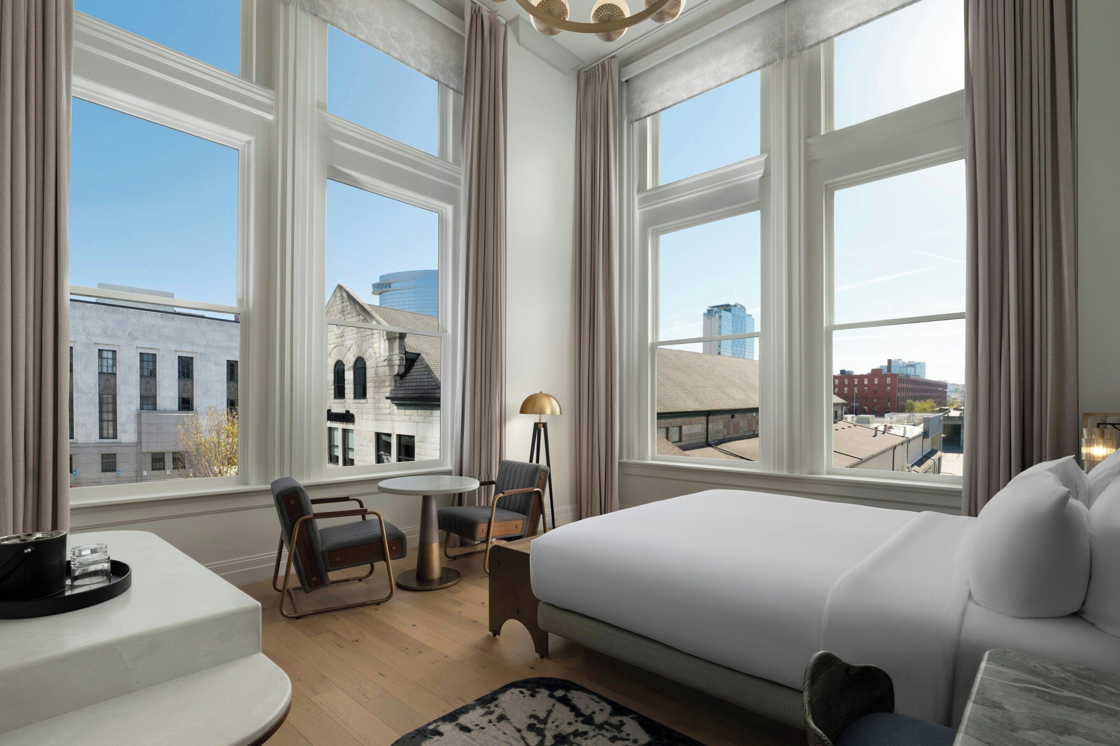 deluxe room, 1 king bed, non smoking | 1 bedroom, premium bedding, down duvets, pillow-top beds