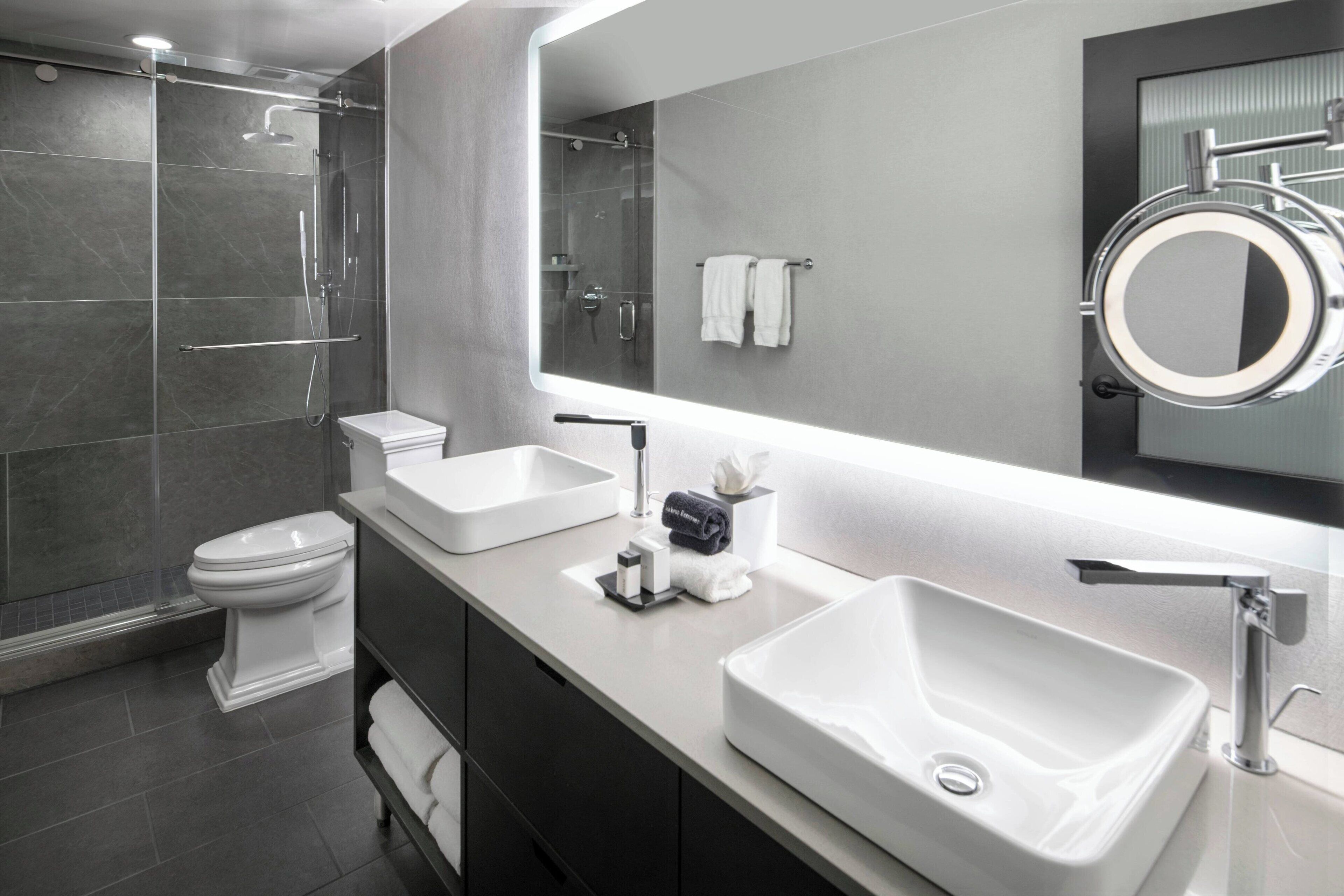 suite, 1 king bed, non smoking | bathroom | designer toiletries, hair dryer, bathrobes, towels