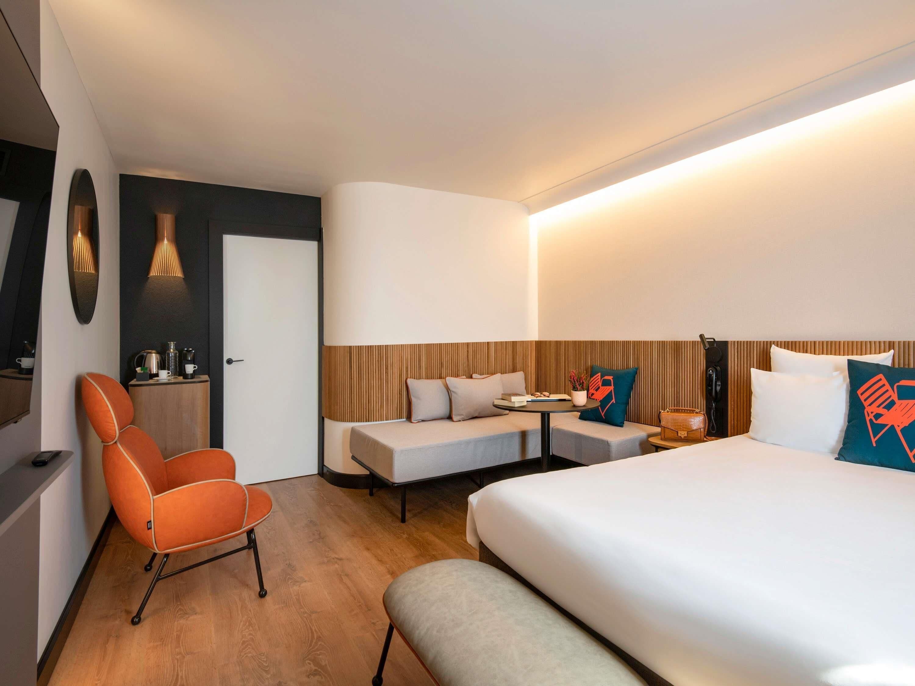 Habitación superior, 1 cama doble (1 Double Bed) | Ropa de cama de alta calidad, caja fuerte, decoración individual