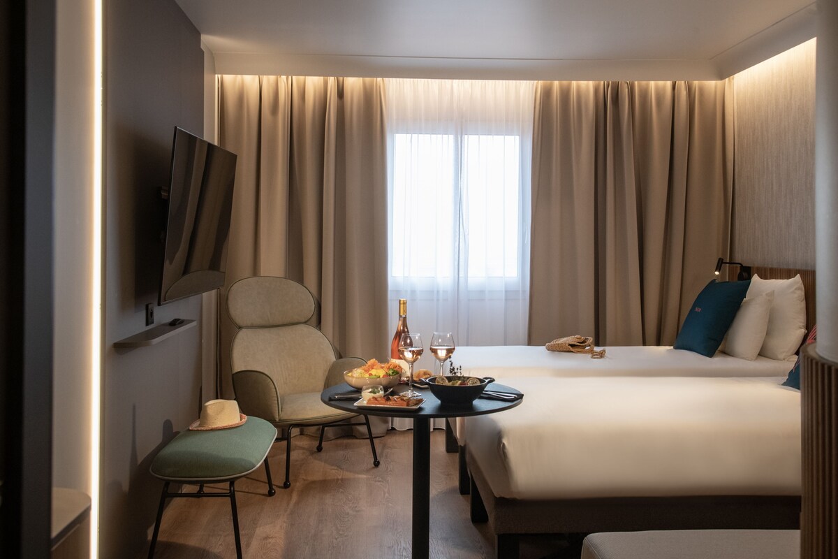 غرفة سوبيريور - سريران فرديان منفصلان (2 Single Beds) | أغطية فراش متميزة وخزنة داخل الغرفة وستائر تعتيم وتجهيزات عازلة للصوت