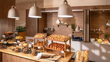 Sarapan prasmanan setiap hari (EUR 20 per orang)