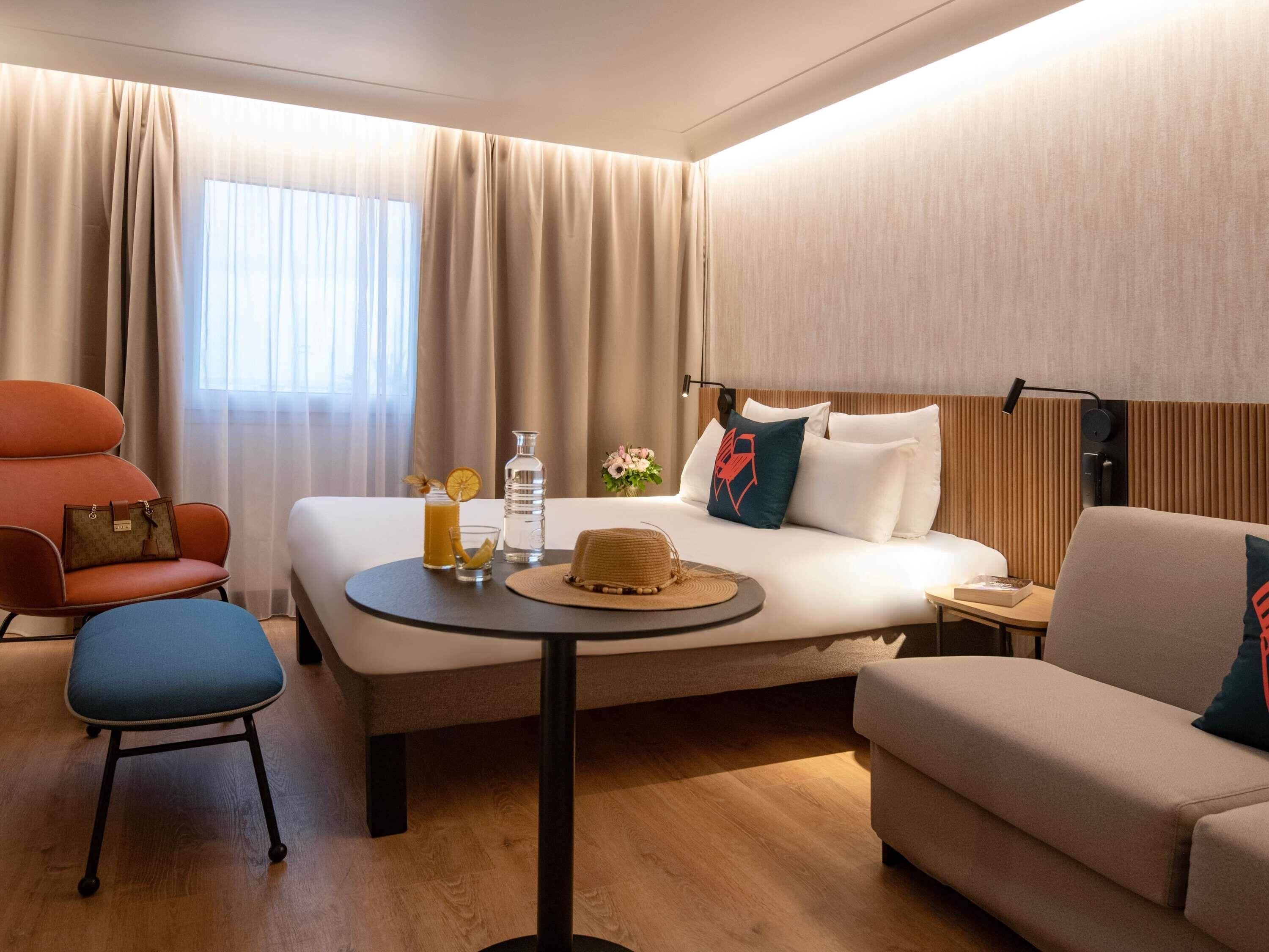 Habitación superior, 1 cama doble con sofá cama | Ropa de cama de alta calidad, caja fuerte, decoración individual