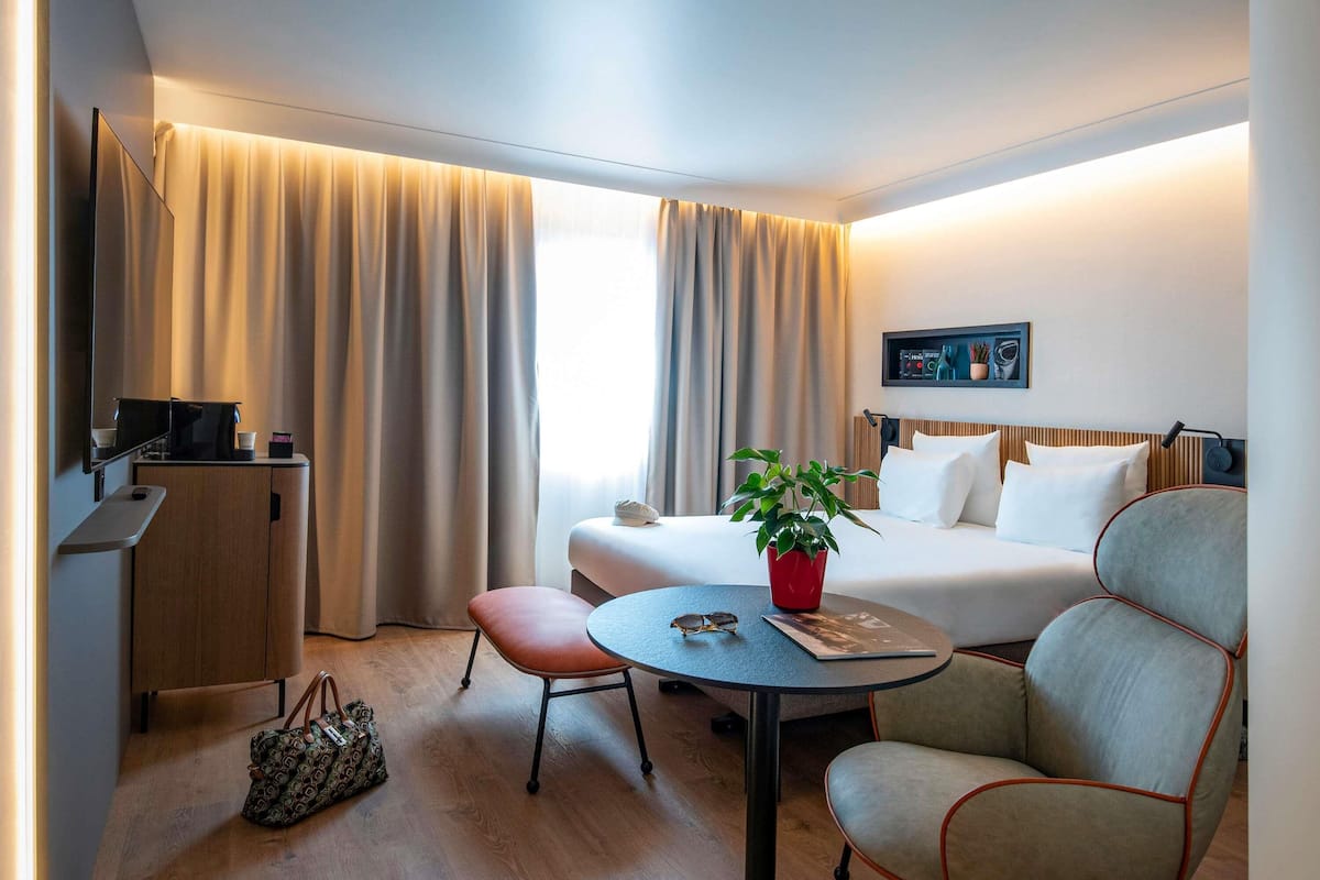 business room, 1 double bed | premium bedding, in-room safe, individually decorated