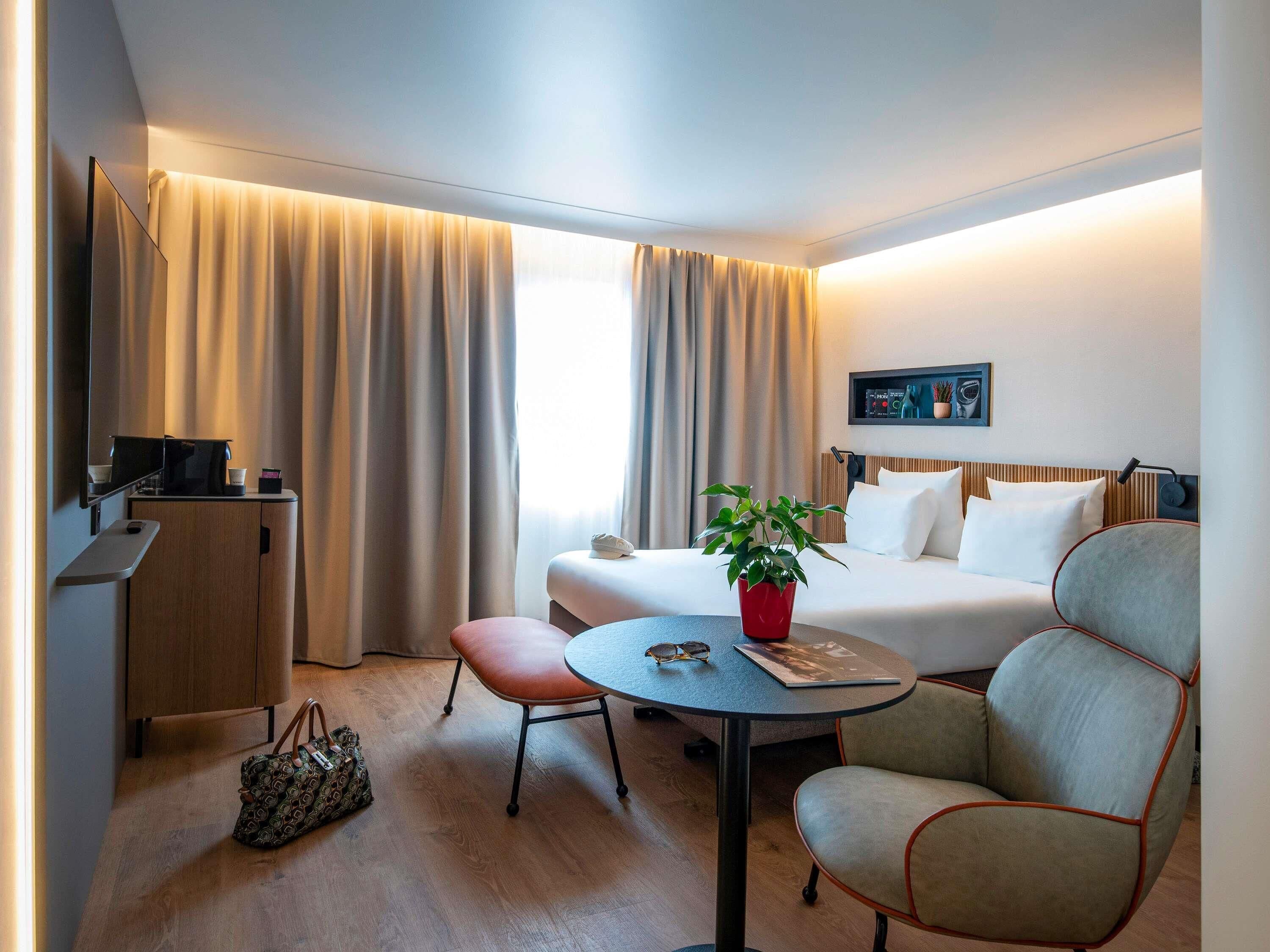 Business Room, 1 Double Bed | Premium bedding, in-room safe, individually decorated