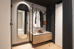Chambre supérieure, 1 grand lit | Literie de qualité, coffre-fort, décor unique, ameublement unique
