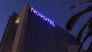 Un edificio moderno di un hotel con un evidente cartello 'NOVOTEL'.