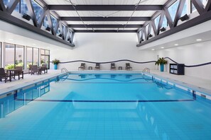 Piscine intérieure, accès possible de 6 h à 22 h, chaises longues