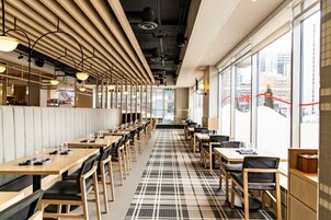 Se sirven desayunos, almuerzos y cenas; cocina italiana