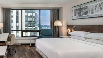 Club Room, 1 King Bed | Pillowtop beds, in-room safe, desk, laptop workspace