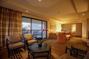 Deluxe-Suite (With Breakfast) | Wohnbereich | Fernseher